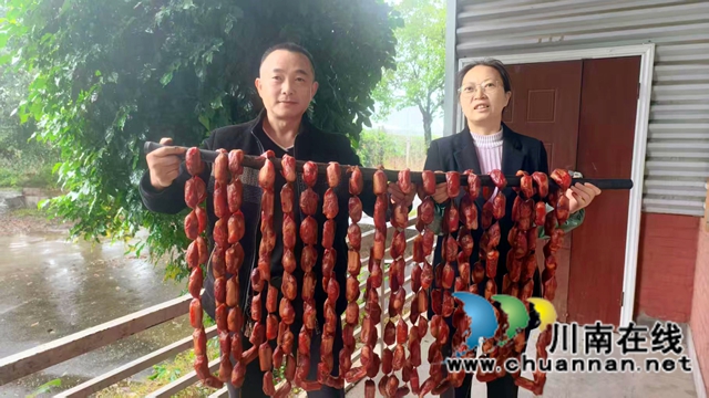 纳溪:夫唱妇随 返乡做腊味“熏”出致富“链”(图4) 图4:熏制好的排骨香肠.jpg