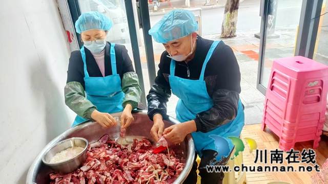 纳溪:夫唱妇随 返乡做腊味“熏”出致富“链”(图2) 图2:灌制排骨香肠.jpg