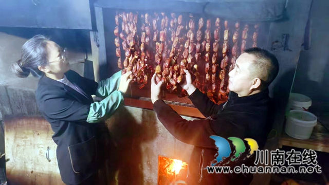 纳溪:夫唱妇随 返乡做腊味“熏”出致富“链”(图3) 图3:查看熏制的排骨香肠.jpg