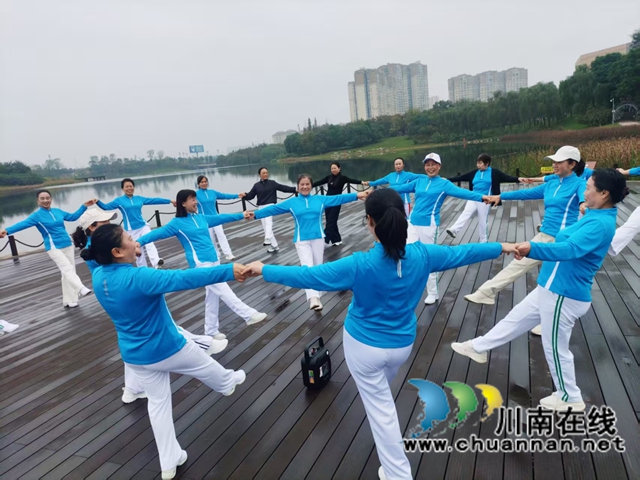 公益暖桑榆 齿间护安康|泸县尚好口腔助力泸县老年大学柔力球班活动圆满举行(图4) 4.jpg