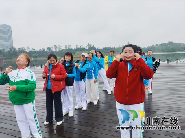 公益暖桑榆 齿间护安康|泸县尚好口腔助力泸县老年大学柔力球班活动圆满举行(图2) 2.jpg