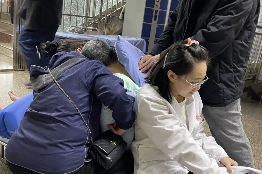 【患者至上】“坐地”抢救10分钟！实习女医生用脊背“撑住”患者性命！