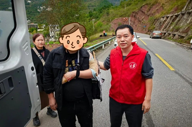“我是志愿者，也是医生，让我来！”古蔺驻村干部路遇车祸紧急救援