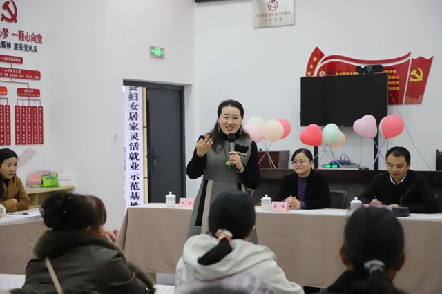 泸县天兴镇开展“传家风、立家规、树新风”最美家庭故事主题沙龙活动(图2) 天兴2.jpg