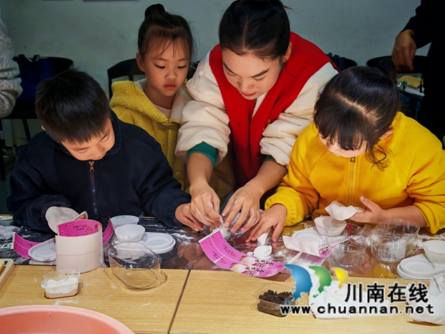 龙马潭区鱼塘街道云华山社区开展“糯软云朵:云端手作雪团酥”主题体验活动(图1) 5989f1d22da5a7c7ee8b534c6726c38.jpg