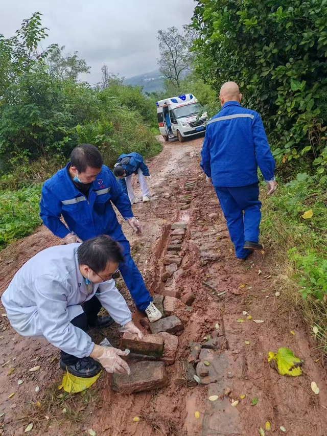 合江县中医医院急诊科:雨后泥泞路,他们用石头铺就临时生命通道(图1) 通道1.jpg
