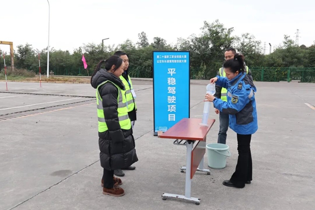 筑牢安全防线 锤炼驾驶精兵|泸州市第二十届职工职业技能大赛公交车长谨慎驾驶技能比赛开赛(图9) 9.jpg