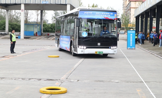 筑牢安全防线 锤炼驾驶精兵|泸州市第二十届职工职业技能大赛公交车长谨慎驾驶技能比赛开赛(图7) 7.jpg