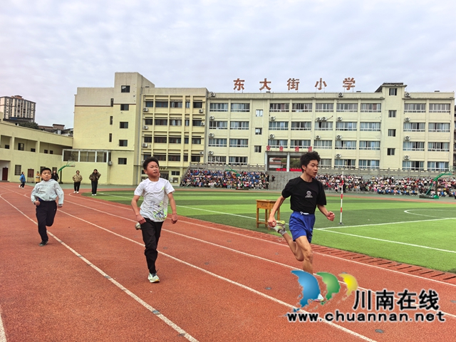 桔红燃赛场 悦动少年时|叙永县东大街小学校田径运动会圆满落幕(图2) 200米决赛.jpg