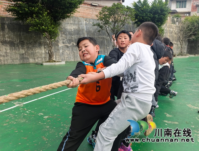 桔红燃赛场 悦动少年时|叙永县东大街小学校田径运动会圆满落幕(图3) 拔河比赛.jpg