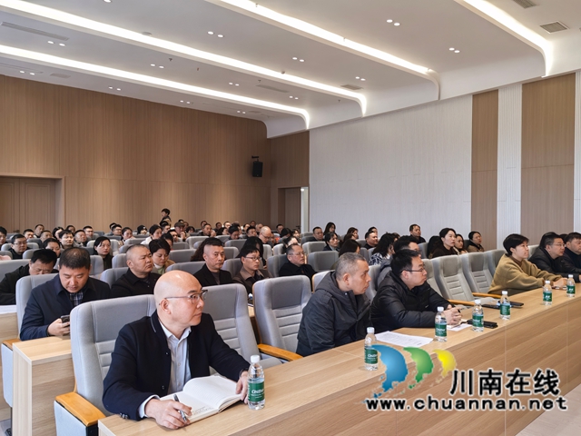 泸县建筑总部举办“建筑企业破局与转型发展策略”专题讲座(图1) 泸县建筑企业家在听课(曾佐然摄).jpg