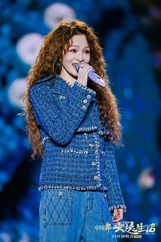 万人共赴青春之约,安逸生活巨星演唱会超燃现场→(图16) 16.jpg