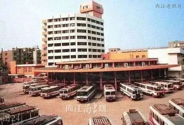 《狂野时代》全国首映，内江籍演职人员包场观影为家乡取景地打call