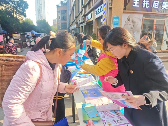 反对家庭暴力 构建和谐家庭丨泸州市开展“11.25国际消除家庭暴力日”系列宣传活动(图9) 9.jpg