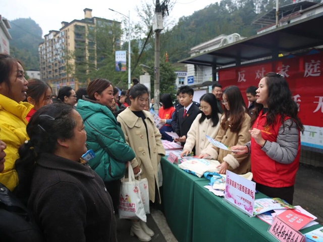 反对家庭暴力 构建和谐家庭丨泸州市开展“11.25国际消除家庭暴力日”系列宣传活动(图17) 17.jpg