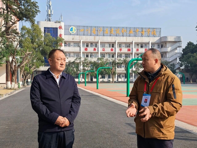 泸州市人大常委会副主任、泸县县委书记李仁军到泸县建校开展调研