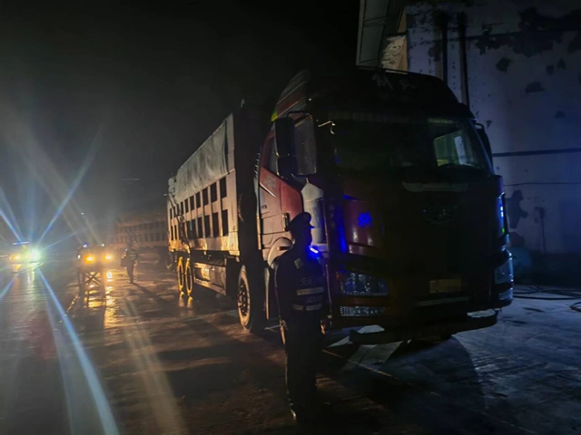 弃车逃跑？！两辆“巨无霸”货车被查获！