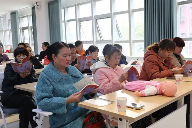 四川省妇联“天府妹子”巾帼家政服务进社区暨家政消费月泸州活动举行(图3) 10003.jpg