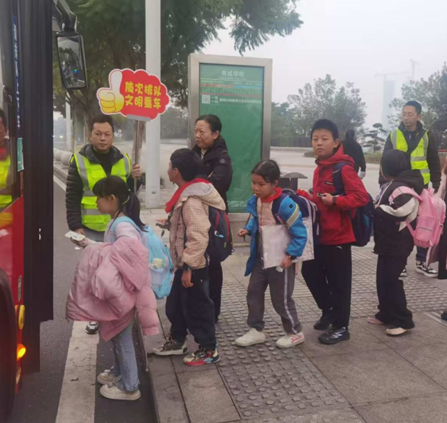 第14个全国交通安全日 | 泸州公交集团“文明交通、礼行天下”系列活动全纪实(图9) 9.jpg