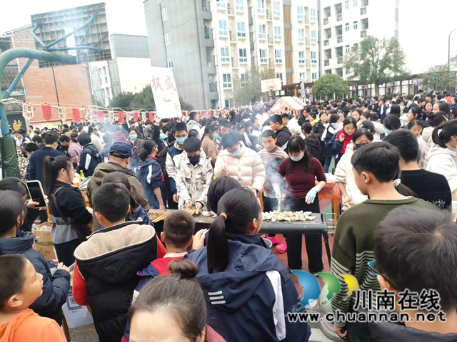 学生巧手传递劳动之美 师生共享创意美食盛宴|纳溪区护国中学举办首届劳动教育成果展暨美食文化节(图3) 微信图片_20251202213940.jpg