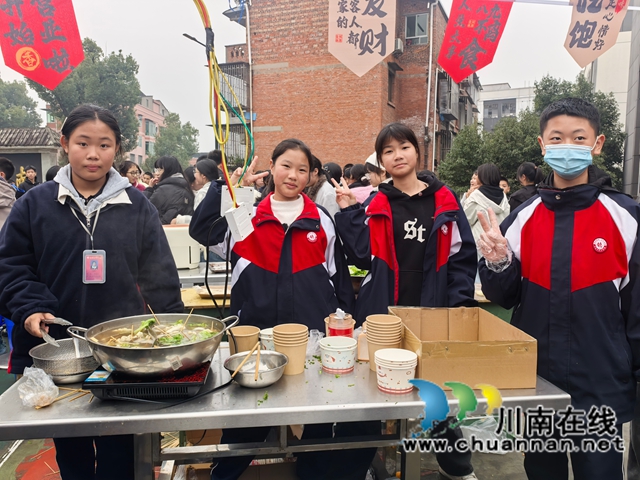 学生巧手传递劳动之美 师生共享创意美食盛宴|纳溪区护国中学举办首届劳动教育成果展暨美食文化节(图5) 微信图片_20251202213958.jpg
