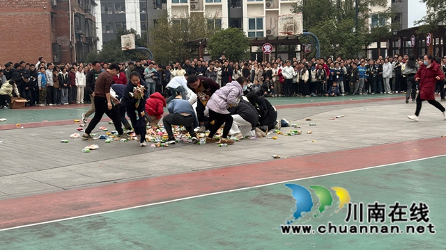 学生巧手传递劳动之美 师生共享创意美食盛宴|纳溪区护国中学举办首届劳动教育成果展暨美食文化节(图2) 微信图片_20251202213832.jpg