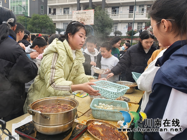 学生巧手传递劳动之美 师生共享创意美食盛宴|纳溪区护国中学举办首届劳动教育成果展暨美食文化节(图6) 微信图片_20251202214007.jpg