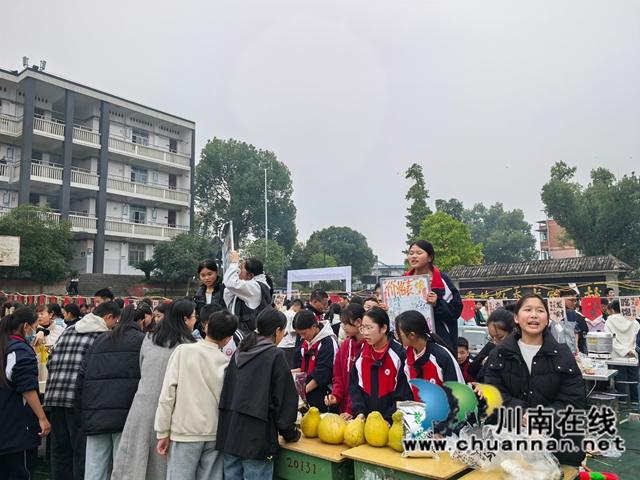 学生巧手传递劳动之美 师生共享创意美食盛宴|纳溪区护国中学举办首届劳动教育成果展暨美食文化节(图8) 微信图片_20251202214113.jpg