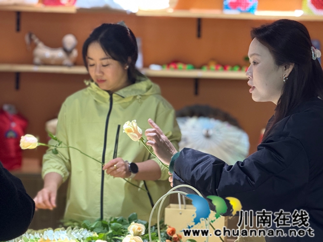 云华邻里・共赏花艺┃龙马潭区鱼塘街道云华山社区妇女插花技能培训活动温馨启幕(图3) 微信图片_20251205121103_299_29.jpg