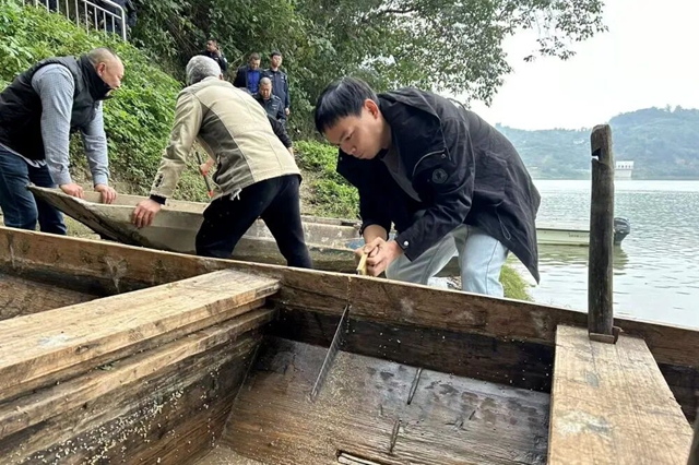 发现非法捕鱼，泸州执法人员：人现抓，船现拆