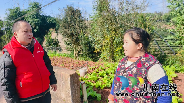 图3：张国友（左）看望脱贫户 周超文摄.jpg