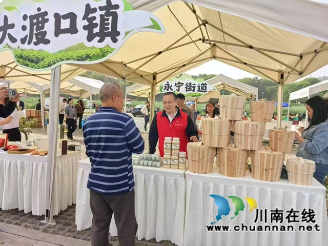 图6：张国友变身“卖货郎” 周超文摄.jpg