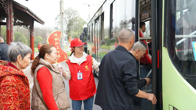 泸州公交志愿服务:以行动践行使命,用奉献传递温暖(图2) 10007.jpg