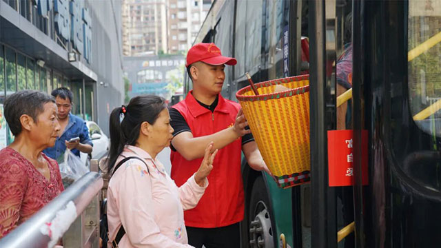 泸州公交志愿服务:以行动践行使命,用奉献传递温暖(图3) 10008.jpg