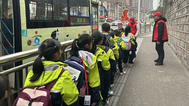 泸州公交志愿服务:以行动践行使命,用奉献传递温暖(图5) 10011.jpg