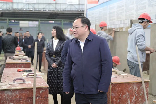 泸县县委常委、常务副县长周仁树带队到泸县建校调研职业教育与学校发展工作(图2) 2.jpg