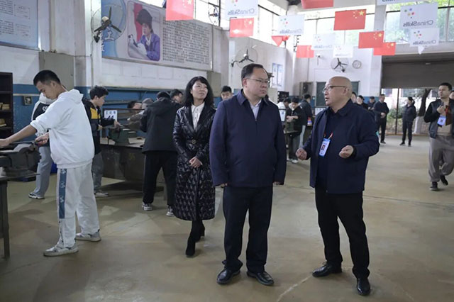 泸县县委常委、常务副县长周仁树带队到泸县建校调研职业教育与学校发展工作(图6) 6.jpg