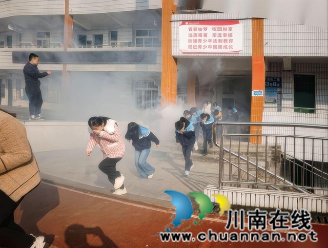 泸县六中:消防演练进课堂 安全意识入人心(图1) 消防安全疏散演练.jpg