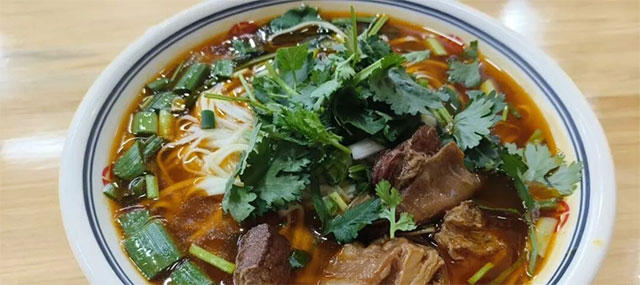 坐公交寻味泸州丨藏在大街小巷里的美食