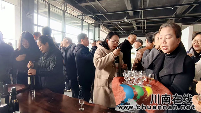 国家生化标委会专家委员莅临纳溪参观调研(图3) 顺成和庄园品鉴果酒.jpg