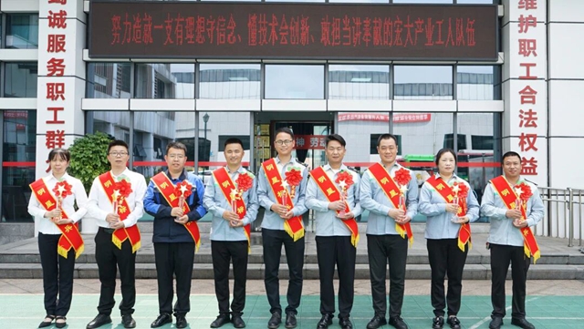 泸州公交:党员先锋领航 真情服务为民(图2) 公交2.jpg