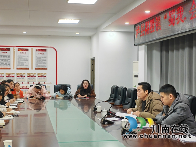 泸县组织2025年今冬明春劳务经纪人就业服务能力提升轮训(图2) 泸县农民工服务中心工作人员在得胜镇培训劳务经纪人使用“蜀我·会找活”数智平台.jpg