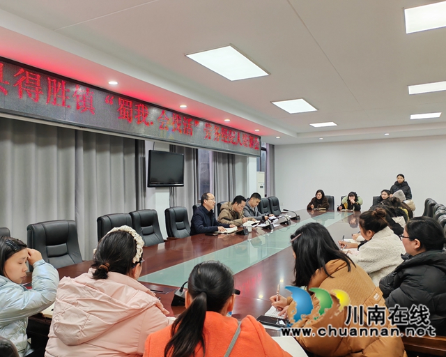 泸县组织2025年今冬明春劳务经纪人就业服务能力提升轮训(图1) 泸县农民工服务中心工作人员在得胜镇开展劳务经纪人就业服务能力提升轮训.jpg