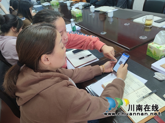 泸县组织2025年今冬明春劳务经纪人就业服务能力提升轮训(图6) 泸县奇峰镇劳务经纪人通过手机端学习“蜀我·会找活”数智平台工单流转.jpg