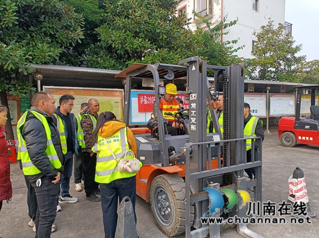泸县:开展今冬明春首期返乡农民工叉车技能培训 助力技能提升与稳定就业(图2) 泸县2025年今冬明春返乡农民工叉车技能培训2.jpg