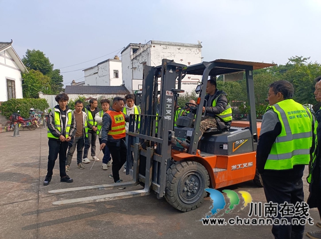 泸县:开展今冬明春首期返乡农民工叉车技能培训 助力技能提升与稳定就业(图3) 泸县2025年今冬明春返乡农民工叉车技能培训3.jpg