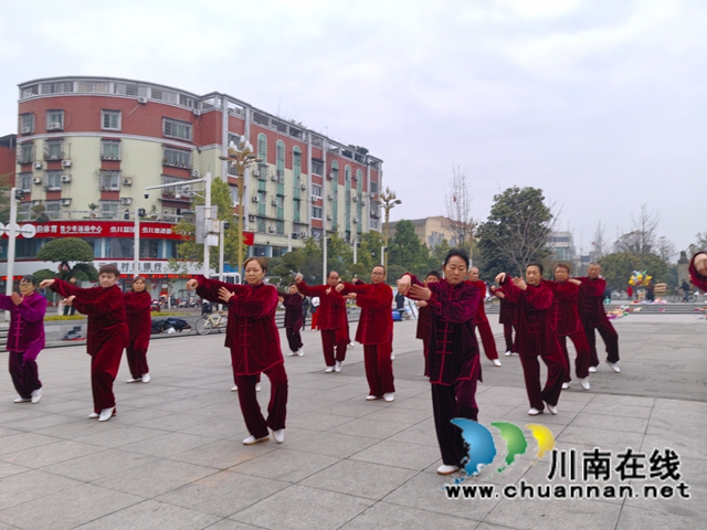 总结过往谋新篇 以拳会友展风采|泸县太极拳协会年会圆满召开(图5) 太极拳表演2(曾佐然摄).jpg