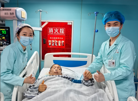 两轿车相撞甩尾,撞飞路过的摩托,骑车的孕妇重伤……(图3) 车3.png