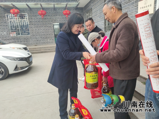 四川银行泸县支行营业室总经理许月为返乡农民工代表送上暖心慰问物资.jpg
