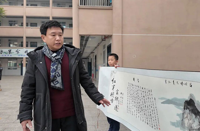 叙永县美术家协会90米画卷《红军从咱家乡过》立春展出，绘就红色革命精神